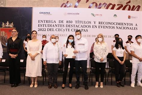 Entrega Rutilio Escand N Reconocimiento A Estudiantes Destacados Y