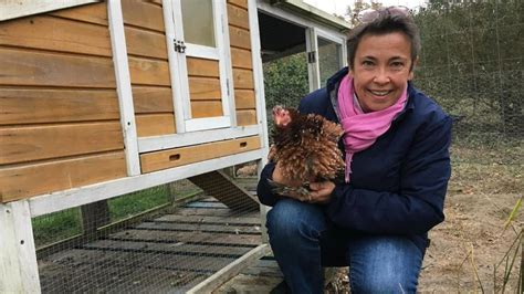 VIDEO Manuela éleveuse de poules en Indre et Loire est un cœur à