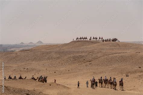 Foto De Paisaje Con Dunas De Arena Y Con Caravanas De Camellos Y