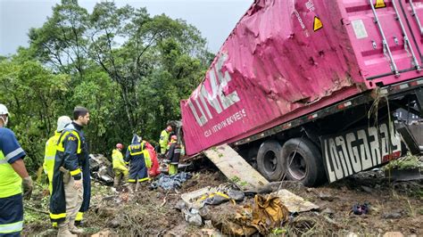 Motorista de caminhão que tombou sobre van e matou 9 indiciados