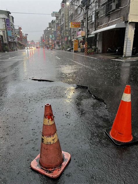 高雄大雨狂炸 鳳山鳳林路、東福街口路面下陷 已修復通車 生活 自由時報電子報