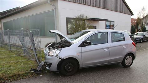 Heldenstein Autofahrerin F Hrt Aus Ungekl Rter Ursache Gegen Geparktes