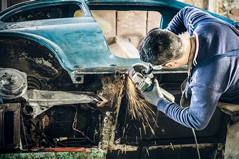 Equipos de tratamientos en restauración de coches clásicos