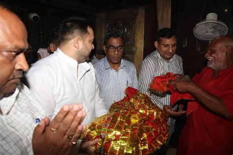 Tejashwi Yadav On Twitter गोपालगंज के माँ थावे मंदिर में आशीर्वाद प्राप्त किया।पर्यटन विभाग