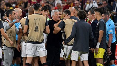 Mourinho Se Enganchó Con El Banquillo Del Sevilla ¡y Estuvieron A Punto De Llegar A Las Manos