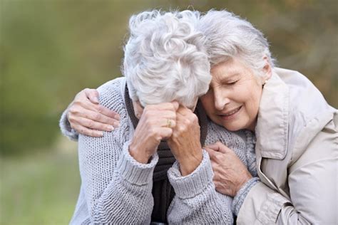 La femme âgée empathie et pleurs dans la nature dépression et chagrin