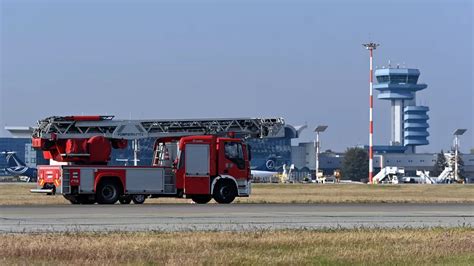 Alerta cu bombă la bordul avionului de pe Aeroportul Otopeni una falsă