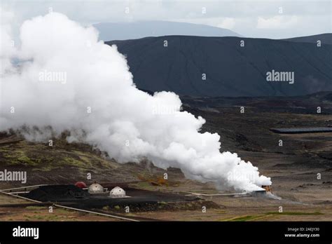 El Vapor De La Planta De Energ A Geot Rmica En Myvatn Islandia