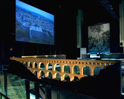 Pont Du Gard Et Sous Les Arches Coule Lhistoire