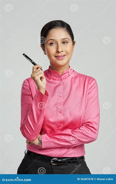 Empresaria Que Sostiene Una Pluma Foto De Archivo Imagen De Adulto