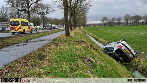 Transport Online Auto Op De Kop In De Sloot Na Aanrijding Met