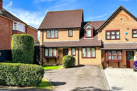 Middle Road Southampton Hampshire So19 3 Bedroom Semi Detached House