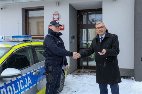 Policjanci ze Szczurowej otrzymali nowy radiowóz AKTUALNOŚCI KPP w