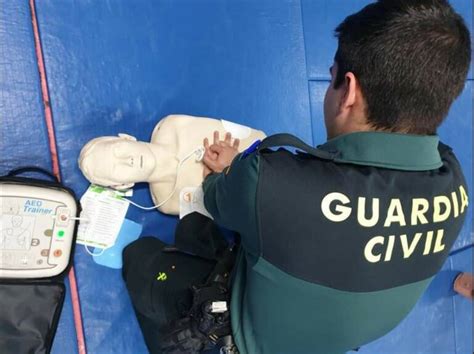 Dos Guardias Civiles Formados Por Universae Salvan La Vida De Un Hombre