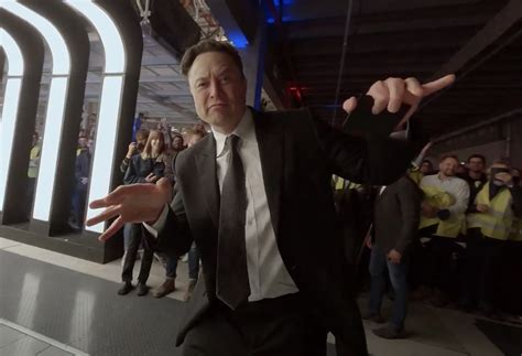 Skynamics les pas de danse dElon Musk filmés en Cinewhoop et l