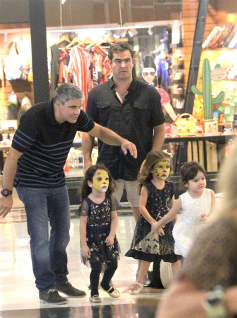 Thierry Figueira passeia as filhas gêmeas em shopping do Rio Quem