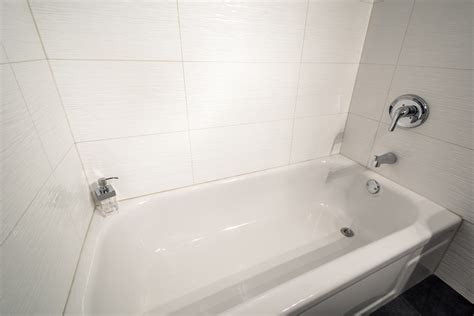 What You Should Know About Bathtub Liners and Refinishing — Wallside ...