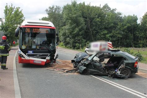 Wypadek na ulicy Orląt Lwowiskich w Sosnowcu Opel zderzył się z