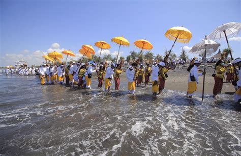 Upacara Melasti Wisata Budaya Bali Yang Menarik Indobalitour