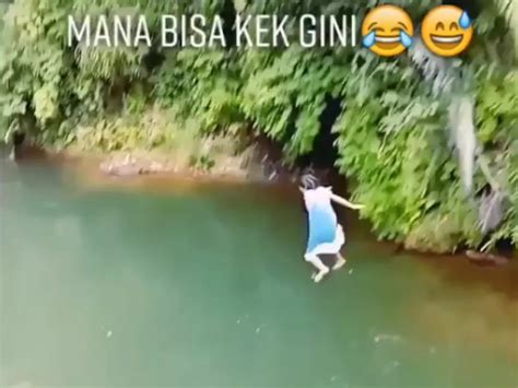 Viral Aksi Cewek Berani Loncat Ke Sungai Warganet Cewek Feminim Mana