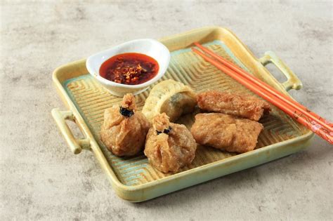 Premium Photo Deep Fried Dim Sum Ekado Lumpia On Rustic Square Plate