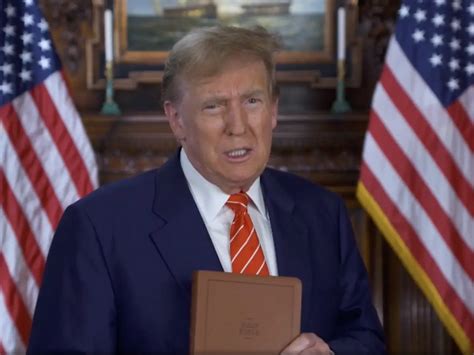 Durante La Semana Santa Trump Vender Biblias Para Sumar A Su