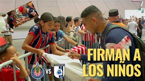 Jugadores De Chivas Se Detienen Para Firmarle Aut Grafos A Ni Os