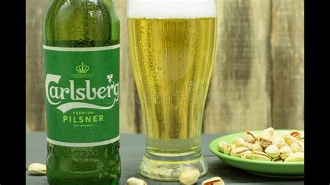 Carlsberg De Cerveja Fria Em Garrafas Gotas De Gua Video Estoque