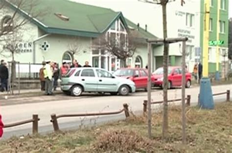 Kuriózna nehoda pred prešovskou nemocnicou Vladislavovi sa auto vymklo