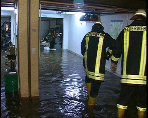 NonstopNews Sintflutartige Regenfälle setzen mehrere Straßen und