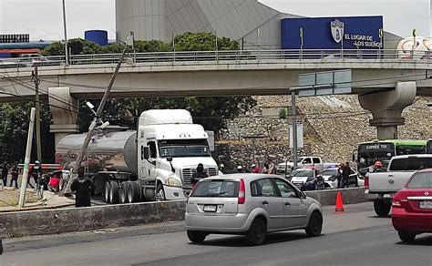 Tr Iler Falla Maniobra Tumba Poste Del C I Y Crea Caos Vial En Pachuca