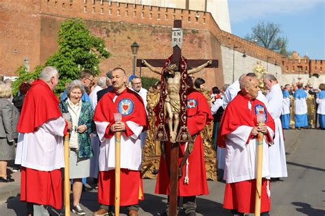 Procesja ku czci św Stanisława przeszła z Wawelu na Skałkę zdjęcia