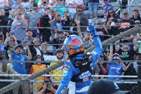 Larson Clocks In With Elusive Martinsville Victory The Podium Finish