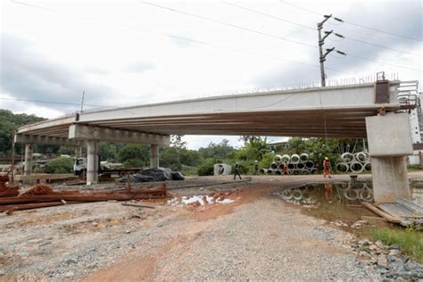 FOTOS Ponte sobre o Rio Cachoeira avança e estrutura começa a tomar