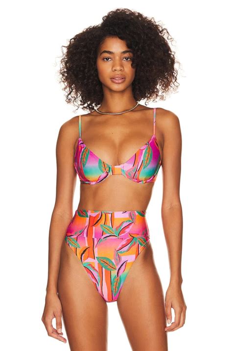 Hot Sexy Camilla Santana Bikini Pics