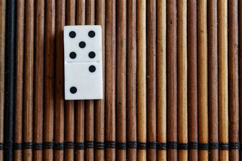 potongan domino  latar belakang meja kayu coklat bambu domino set dua