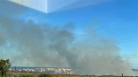 Siracusa Vasto Incendio In Via Elorina Strada Chiusa Al Traffico Per