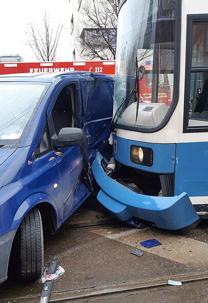 Tram Unfall Mann 24 In Auto Eingeklemmt Und Schwer Verletzt