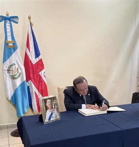 Giammattei Firma Libro De Condolencias De La Reina Isabel II