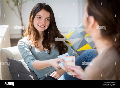 Dando Dinero Fotograf As E Im Genes De Alta Resoluci N Alamy