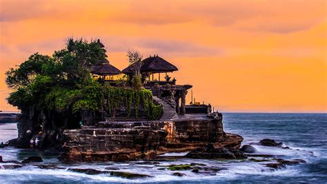 Đền Tanah Lot điểm ngắm hoàng hôn đẹp nhất trên đảo Bali