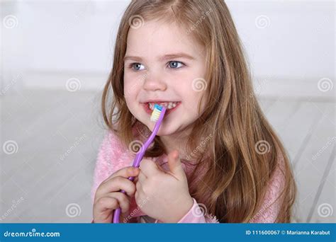 Une Petite Fille Blonde Mignonne Brosse Des Dents Image Stock Image