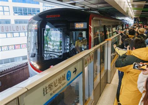 港鐵全新國產「q Train」8卡車於港島綫投入服務 鐵路迷朝聖：補習遲到都特意來打卡 星島日報