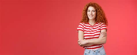 Confiant Tendre Stupide Rousse Belle Fille Aux Cheveux Bouclés Bras