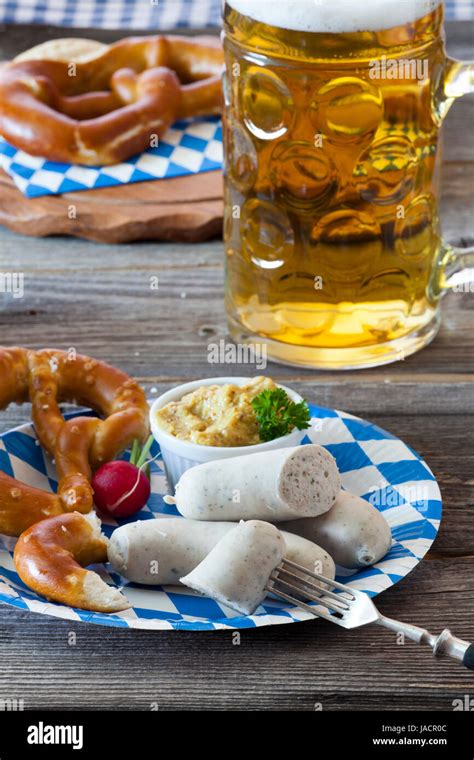 Oktoberfest Mahlzeit Mit Wei Wurst Senf Brezeln Und Einem K Hlen Bier