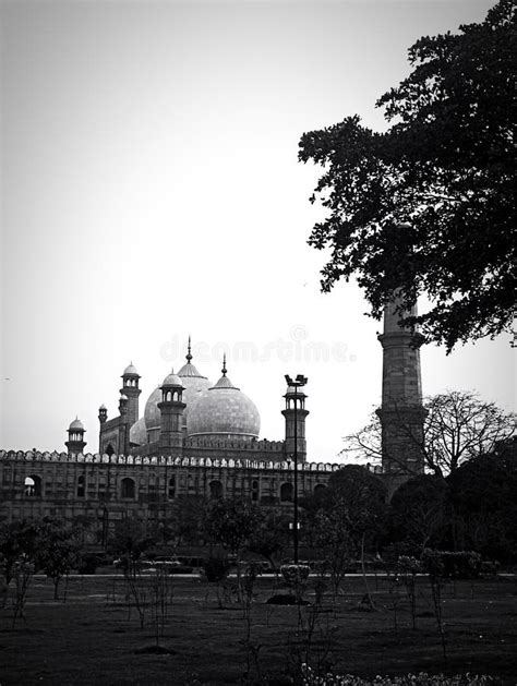 Badshahi Mosque view stock image. Image of view, reflection - 273915015