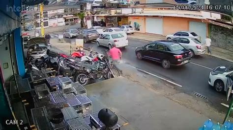 Bandidos tentam roubar carro em Bangu são surpreendidos por viatura da