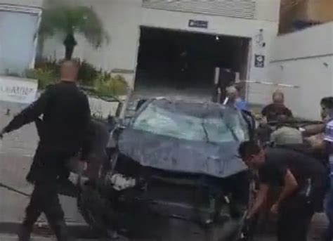 VÍDEO Motorista fica ferida após carro despencar do 2º andar de