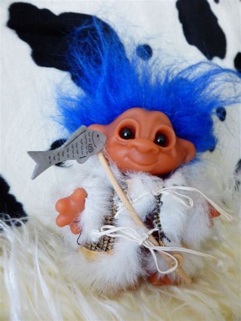 Süsser Eskimo Troll mit blauer Mähne und Fisch Kaufen auf Ricardo