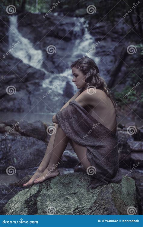 Retrato De Uma Jovem Mulher Que Medita Sobre A Rocha Foto De Stock